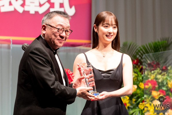 佐々木希、黒のドレスコーデで表彰式に登壇「内側から輝ける女性になれるように頑張りたい」＜第33回 日本ジュエリーベストドレッサー賞＞