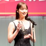 佐々木希、黒のドレスコーデで表彰式に登壇「内側から輝ける女性になれるように頑張りたい」＜第33回 日本ジュエリーベストドレッサー賞＞