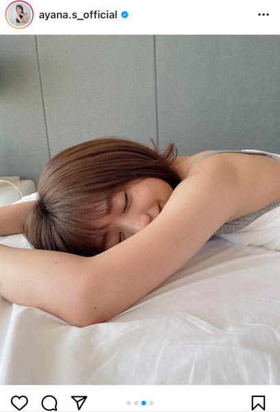 AKB48 篠崎彩奈、笑顔で見つめる添い寝風ショットにドキドキ!