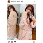 鈴木愛理、鏡ごしで美背中チラリな自撮りに反響ぞくぞく