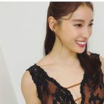 土屋太鳳「まだ内緒」、匂わせ告知コメントで胸元開きコーデを披露