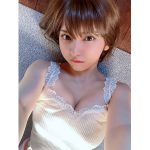 #2i2・十味、二度寝推奨のキャミソール自撮りで披露するまんまるバスト