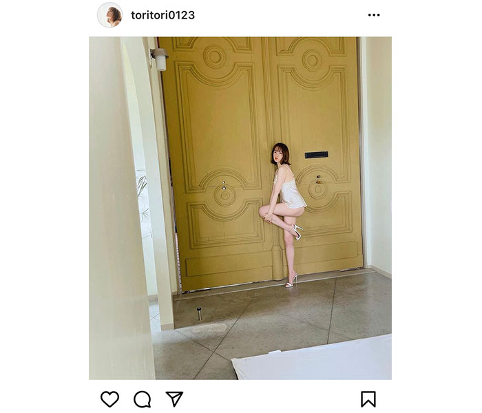 トリンドル玲奈、写真集から圧巻の美脚オフショット公開