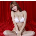 辻りりさ、透明肌に見惚れる白ビキニショットに歓喜の声