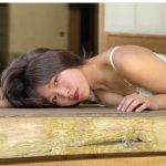 山内鈴蘭、縁側で大胆ランジェリー披露！「あるシュチュエーションからこの姿になります」