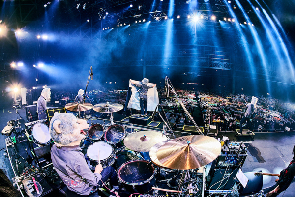 【ライブレポート】MAN WITH A MISSION、現状への思いを込めてステージ上で吠えまくる！ ＜COUNTDOWN JAPAN 21/22＞