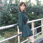 美しすぎるバイオリニスト・Ayasaがダークグリーンの個性溢れるワンピースで登場！ 「バイオリンが加わることでさらにミューコネに彩りを加えられたら」