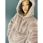 高橋メアリージュン、もこもこパーカーのフードを被った姿披露