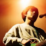 崎山蒼志、初のバンドセットによるツアーファイナルにシークレットゲストに石崎ひゅーい登場