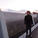 ドラマ『逃亡医F』中村蒼、夕陽と塀をバックにしたオフショット公開