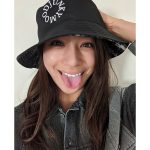 高橋メアリージュン、笑顔で舌だし試着オフショット&YouTube開設報告