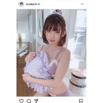 えなこ、紫色の『芋ブラ』ショットで照れ笑い