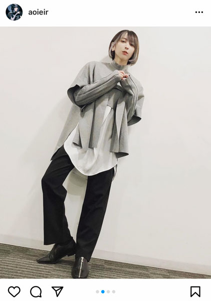 藍井エイル、胸元まで切り込みの入った斬新なトップスに「未来風の衣装いいね」「ちょっとジョジョ立ち？」とファン歓喜！