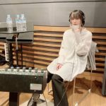 藍井エイル、胸元まで切り込みの入った斬新なトップスに「未来風の衣装いいね」「ちょっとジョジョ立ち？」とファン歓喜！