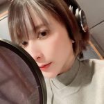 藍井エイル、胸元まで切り込みの入った斬新なトップスに「未来風の衣装いいね」「ちょっとジョジョ立ち？」とファン歓喜！