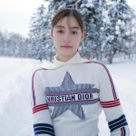 新木優子、雪原に映える透明肌ショットに歓喜の声！「雪の中の天使だ」