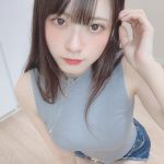 コスプレイヤー・紅羽りお、脇見せニット越しで見せるバストラインに釘付け