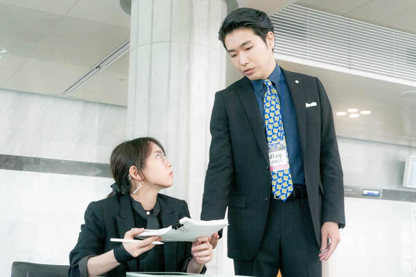 【ハケンアニメ！】吉岡里帆と中村倫也が真剣な眼差しで作品に向き合う場面写真が公開