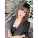 えなこ、スーツ越しに透明デコルテ＆美谷間披露！「あ、好きです」