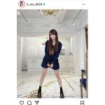 花咲れあ「制服まだいける？？」、紺色セーラー服でスラリ美脚披露！「最高です」