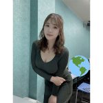 平崎里奈、美谷間チラ見せのニットワンピースコーデがセクシーすぎる！