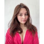 林ゆめ、ボタンはずして美谷間チラ見せ