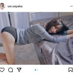 似鳥沙也加、アンニュイな眼差しで見つめるニット美脚ショット公開