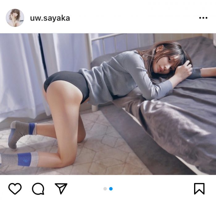 似鳥沙也加、アンニュイな眼差しで見つめるニット美脚ショット公開