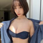 伊織もえ、ニットカーディガンで魅せる艶肌ボディライン