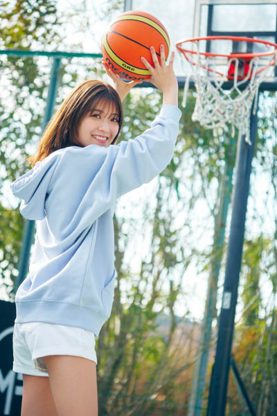 工藤美桜、アンニュイな表情からジャグジーではしゃぐ姿も！最新カレンダー3月発売