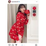 小嶋陽菜、春節祝うミニ丈赤ドレスで透明美脚披露