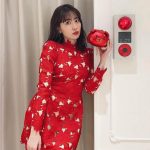 小嶋陽菜、春節祝うミニ丈赤ドレスで透明美脚披露
