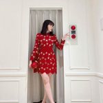 小嶋陽菜、春節祝うミニ丈赤ドレスで透明美脚披露