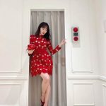 小嶋陽菜、春節祝うミニ丈赤ドレスで透明美脚披露