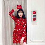 小嶋陽菜、春節祝うミニ丈赤ドレスで透明美脚披露