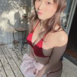 小日向ゆか、艶感マシマシのふっくら美バストに釘付け