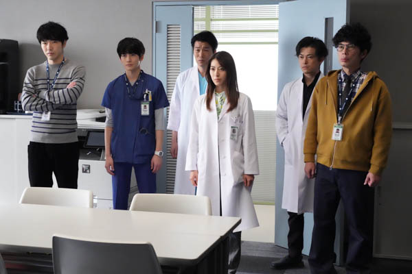 『ドクターホワイト』クセ強医師・小手伸也、高橋努が浜辺美波とのエピソードを語る