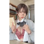 コスプレイヤー・三橋くん。、読書に集中できない美乳チラ見せ制服コスプレに歓喜の声
