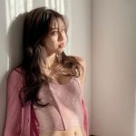 モー娘。牧野真莉愛、美脚に魅了されるピンク部屋着のオフショット公開