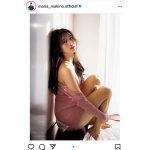 モー娘。牧野真莉愛、アンニュイな眼差しで見つめる肩出しグラビアショット披露