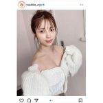 桃月なしこ、肩出しカーディガン姿であらわな美デコルテに釘付け！