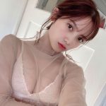 桃月なしこ、肩出しカーディガン姿であらわな美デコルテに釘付け！