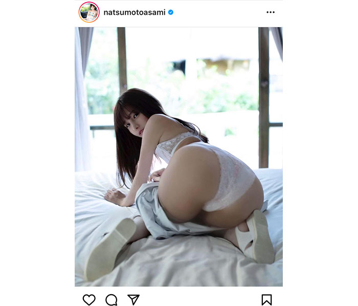 夏本あさみ、ベッドで脱ぎ出し桃尻見せつけ「あさは、すきですか？」