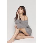 名取くるみ、美脚越しにパンチラ！ズラしニットで魅せる艶肌ボディ披露