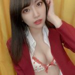 咲菜月、ふんわり美乳全開の白シャツセクシーショットで誘惑