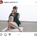 関水渚、小悪魔感あふれる黒衣装で際立つ透明美脚にうっとり