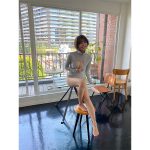 桜田茉央「なんて大胆」、美谷間披露のニット姿で視線釘付け！