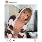 コスプレイヤー・霜月めあ、おうちでまったりキャミソール越しの美デコルテ披露