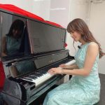 鷲見玲奈、ノースリーブドレスでピアノを弾く写真に「ピアニストみたい素敵」の声