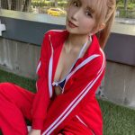 霜月めあ、赤ジャージ脱いであらわな紺水着ショットが「えち過ぎる！」と話題